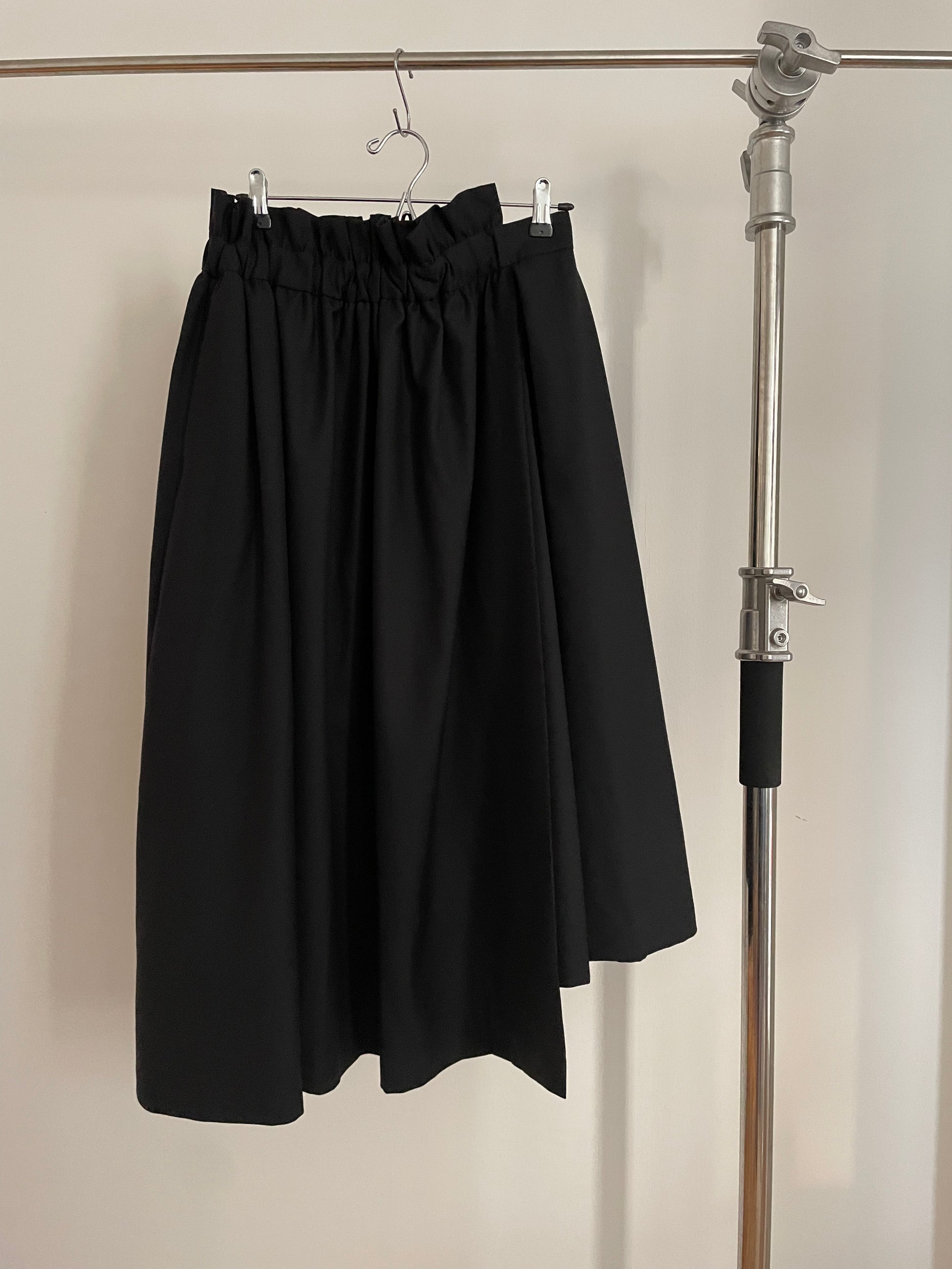 noir kei ninomiya black asymmetrical pleated skirt